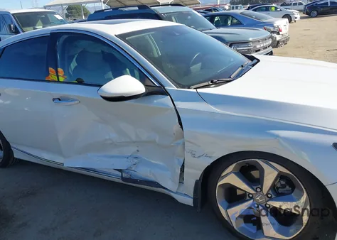 2018 Honda Accord Touring z USA, uszkodzony, nr VIN 1HGCV1F90JA045706